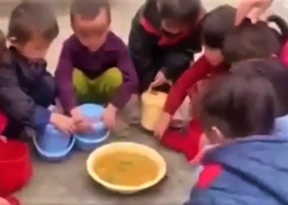 Cong an vao cuoc vu TikToker dang clip hoc sinh an giua san truong hinh anh