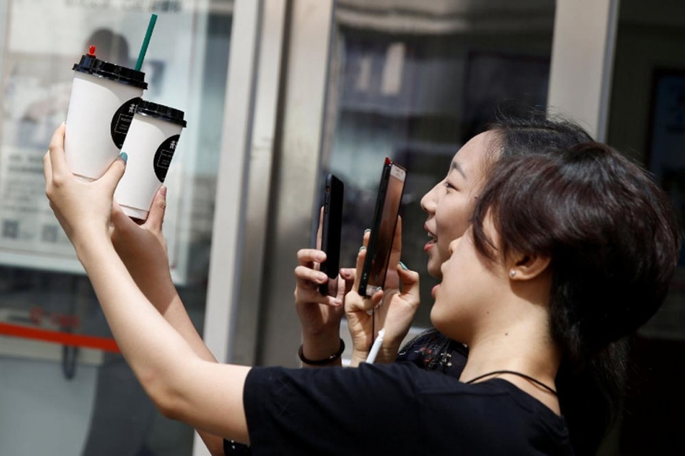 Dan van phong trua an healthy, chieu uong tra sua hinh anh