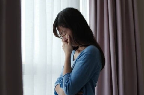 Co gai tre bi can kiet trung nhu phu nu man kinh 50 tuoi hinh anh