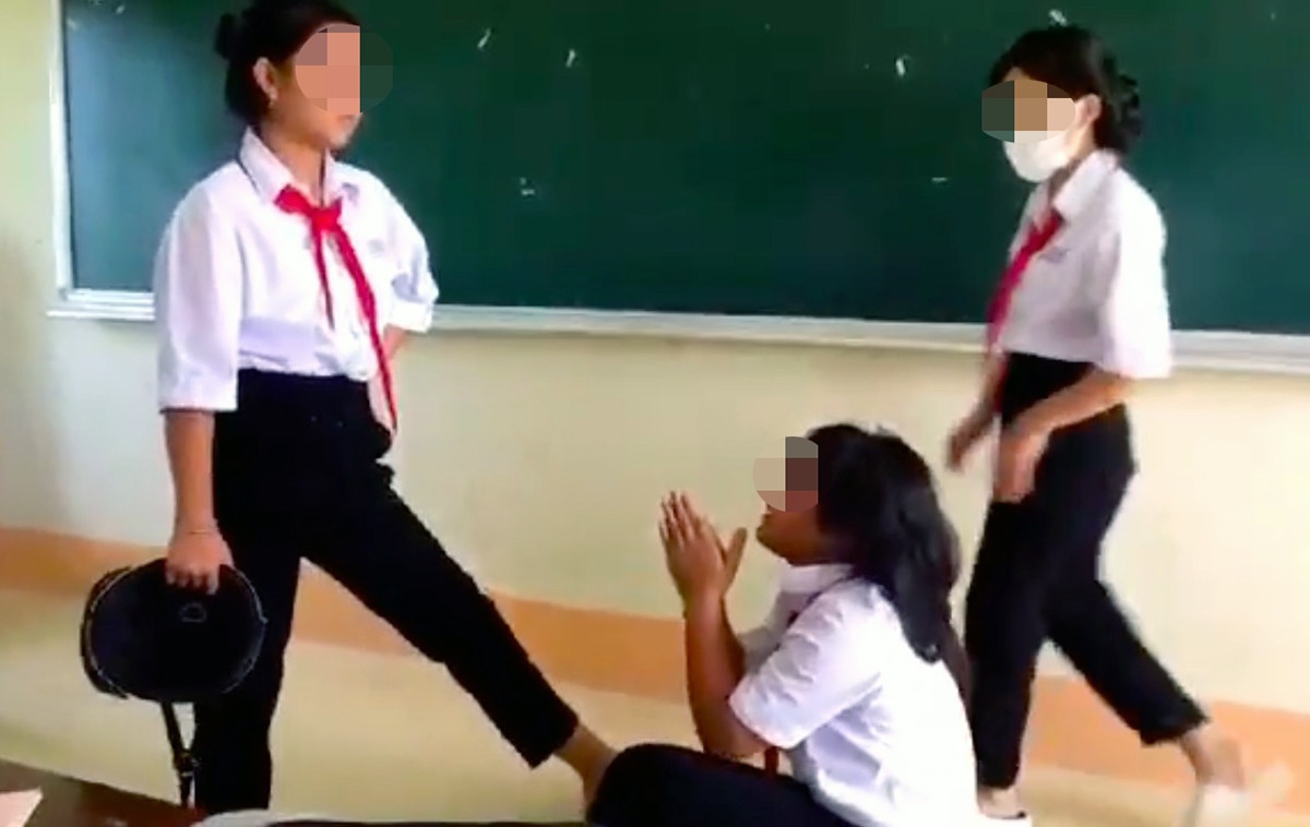 Nu sinh bi danh hoi dong, lop truong la nguoi quay clip hinh anh