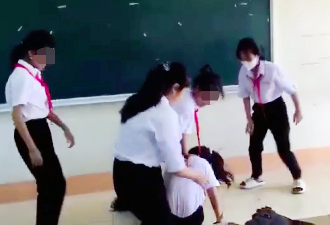 nu sinh danh nhau anh 2