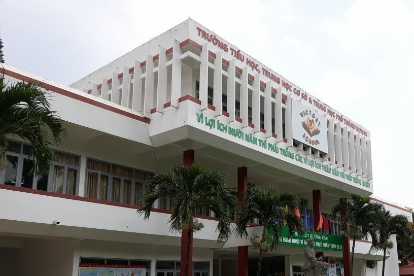 Buoc thoi viec thay giao danh hoc sinh khong chiu ngu trua hinh anh