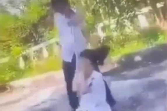 Nu sinh lop 8 o Phu Yen bi danh nhap vien vi 'noi xau sau lung' ban hinh anh