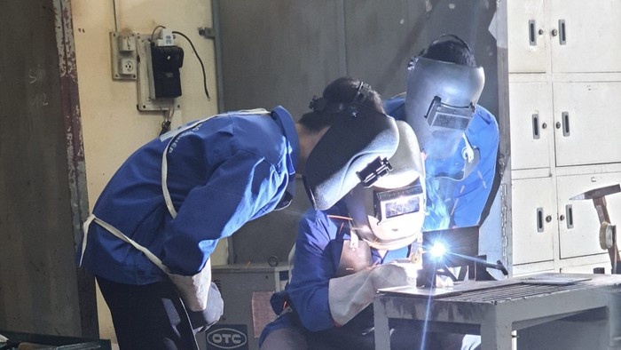 Lo con khong do cong lap, phu huynh cho con hoc nghe hinh anh