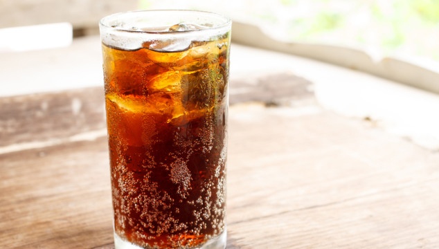 Dieu gi xay ra neu tre em dung do uong co duong moi ngay? hinh anh