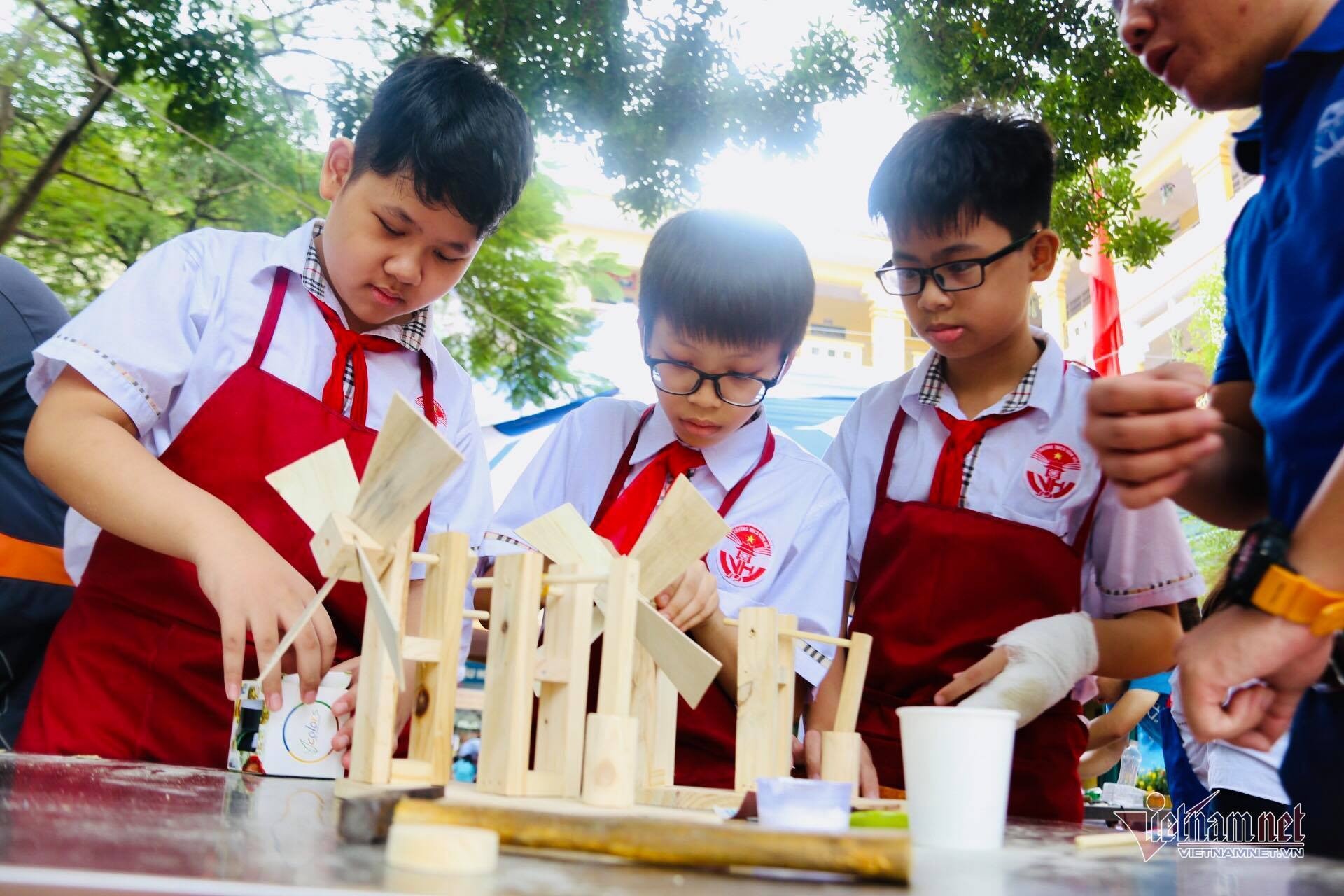 hoc sinh da ngoai anh 2