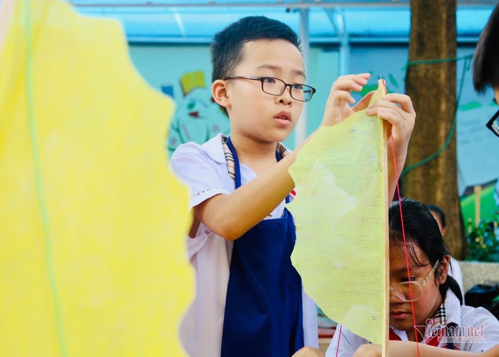 hoc sinh da ngoai anh 1