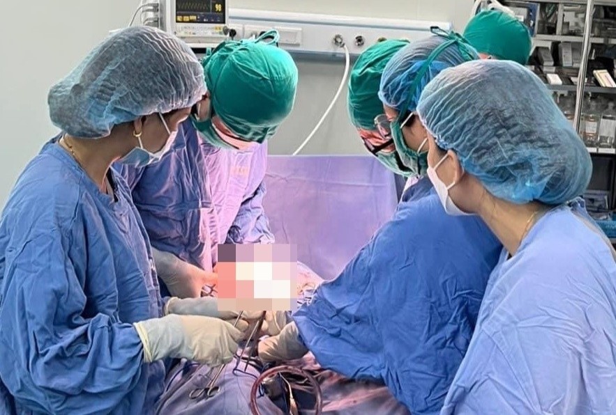 Lay thanh cong khoi u buong trung 5,2 kg hinh anh