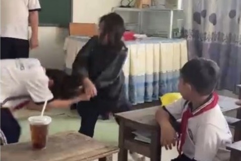 Hai hoc sinh tieu hoc tai Bac Lieu danh ban ngay tai lop hinh anh