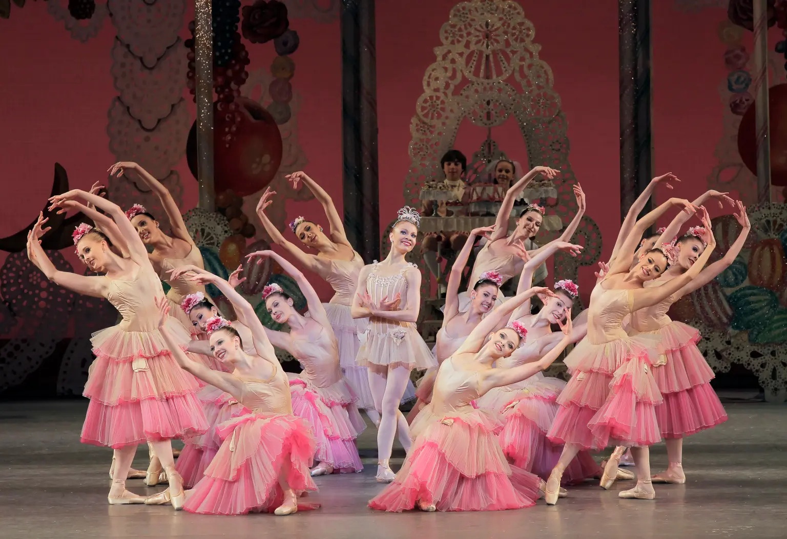 Su that den toi dang sau ve hao nhoang cua truong day mua ballet hinh anh