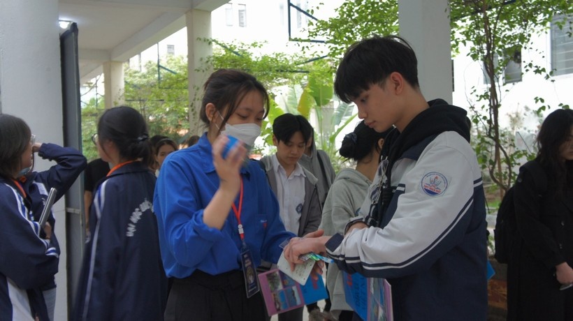 thi sinh dinh chi thi anh 1