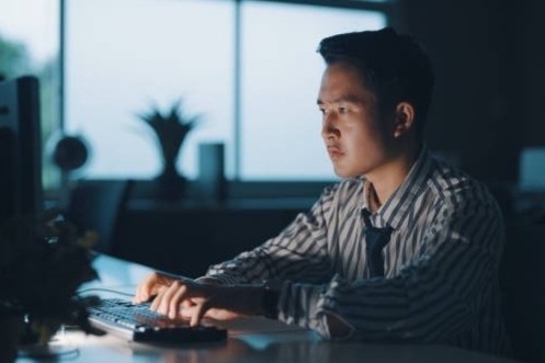 Lam viec den kiet suc de co su nghiep thanh cong? hinh anh