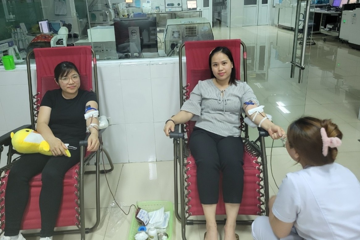 5 nguoi vuot hang chuc km hien mau cuc hiem cuu san phu hinh anh