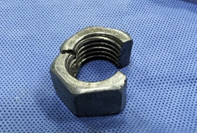 Dung may khoan cap cuu cho nguoi dan ong gan dai oc vao vung kin hinh anh