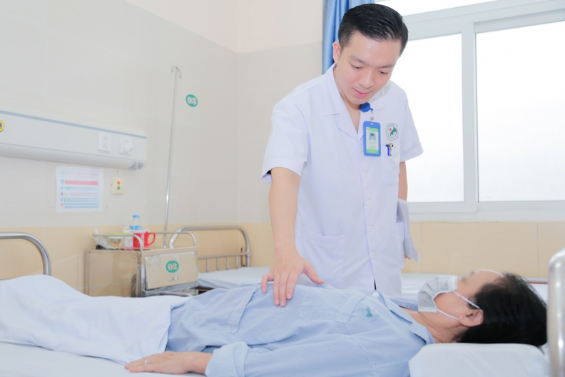 Vong mot dau nhuc, chay dich bat thuong vi nang nguc hinh anh