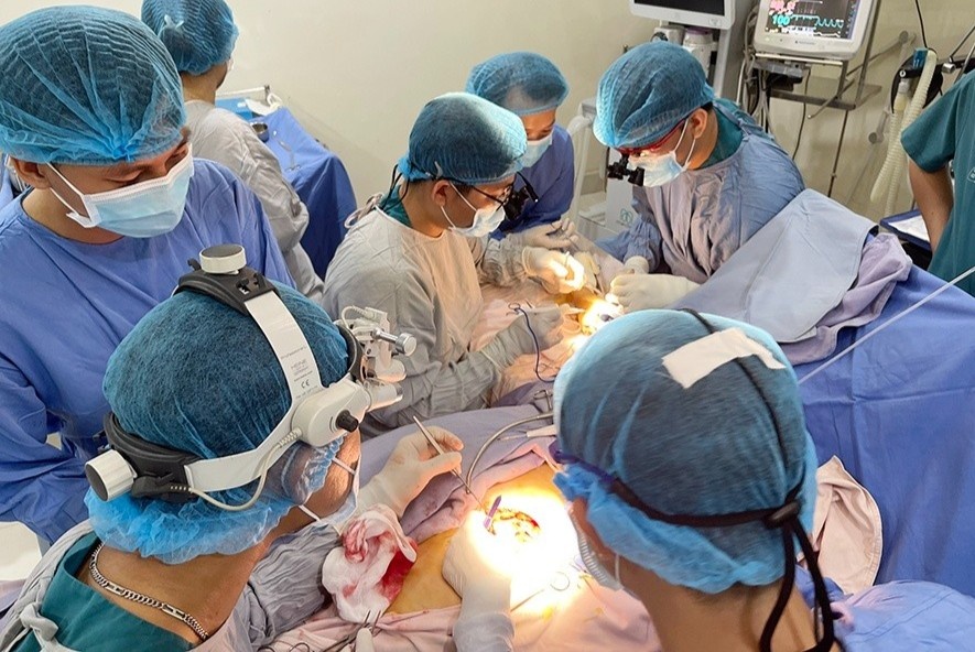 Can benh khien nguoi phu nu bi phu toan bo canh tay hinh anh