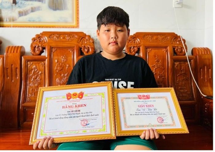 Tang bang khen nam sinh cuu nguoi khoi duoi nuoc hinh anh