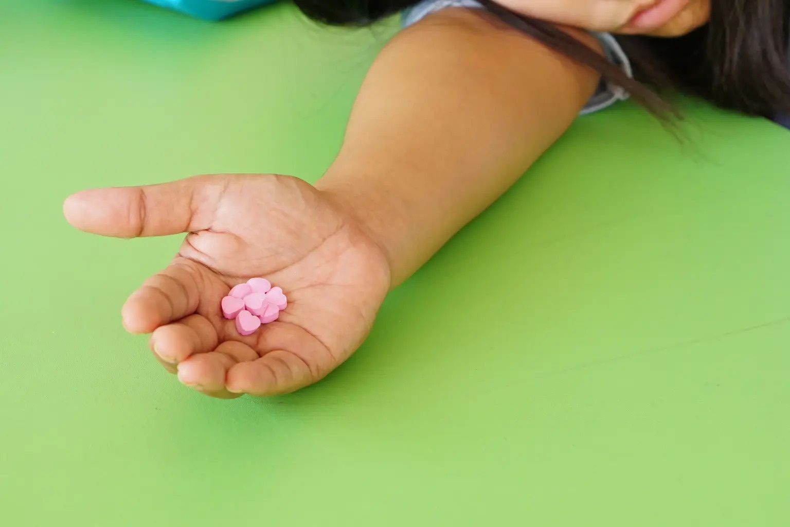 Be gai Phap nhap vien vi nhet thuoc cam cua me vao mui hinh anh