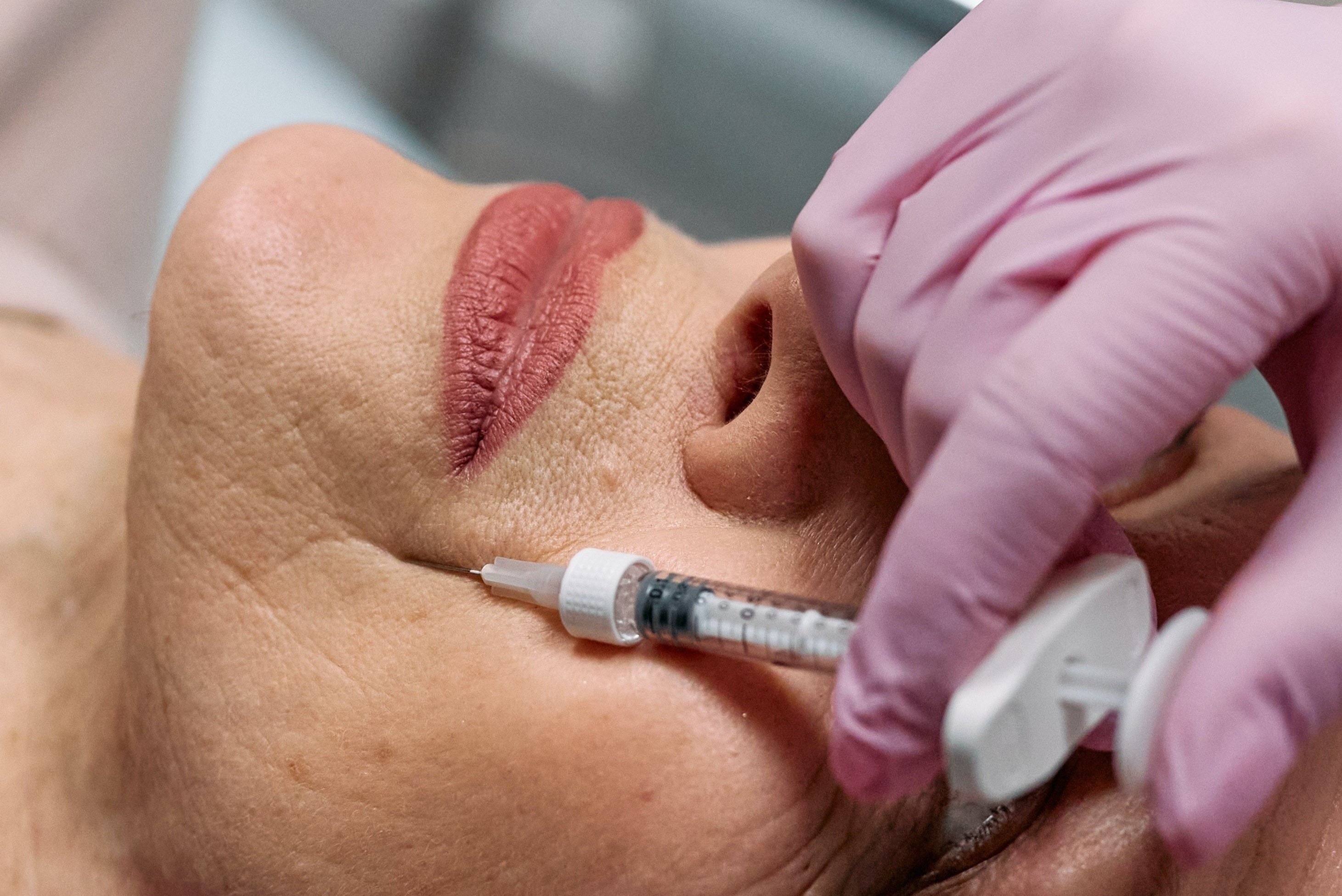 Mot bac si tham my o TP.HCM bi phat vi hanh nghe chui hinh anh