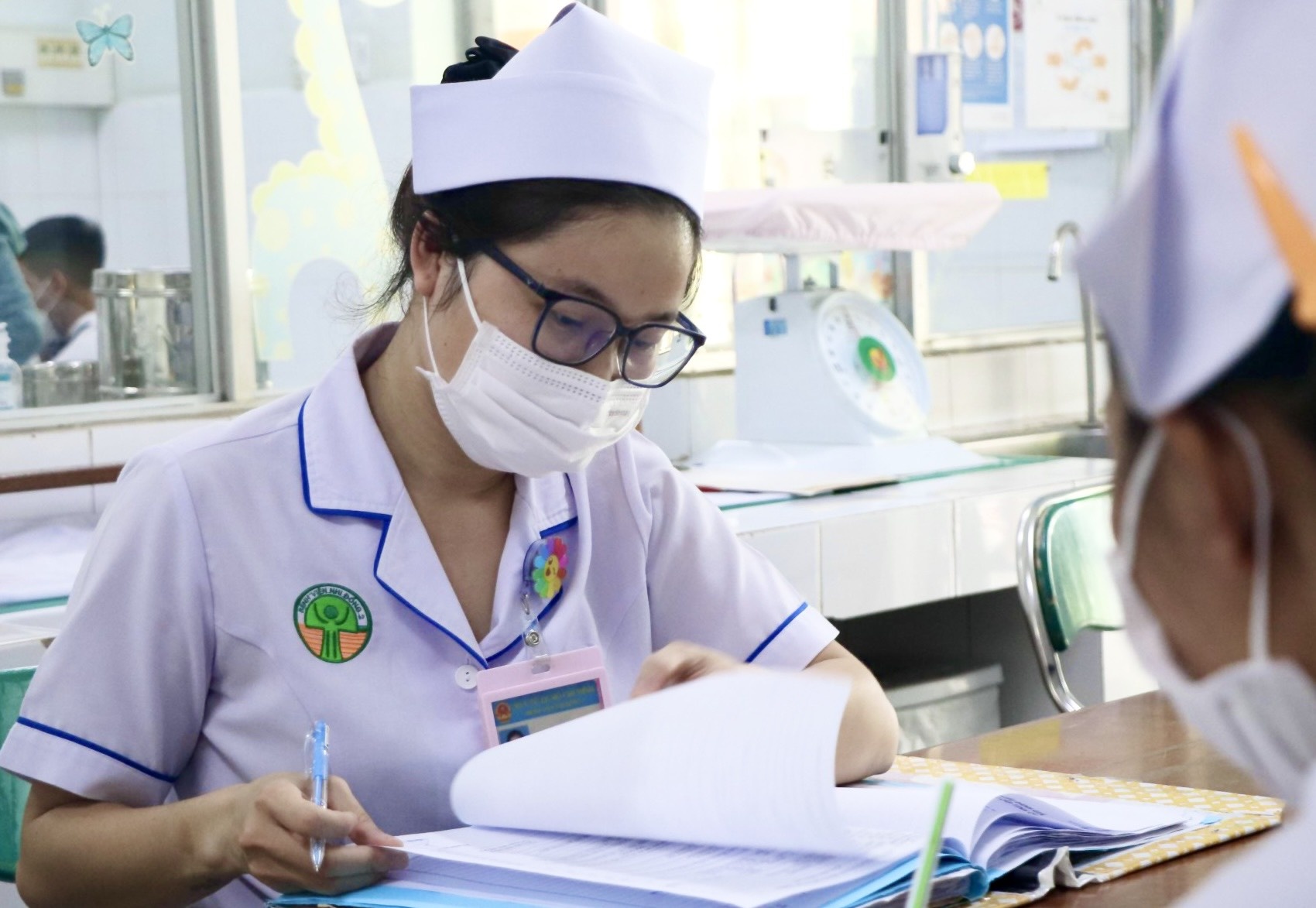 Chuyen ca truc ngay dau lam viec am anh cua nu dieu duong o TP.HCM hinh anh