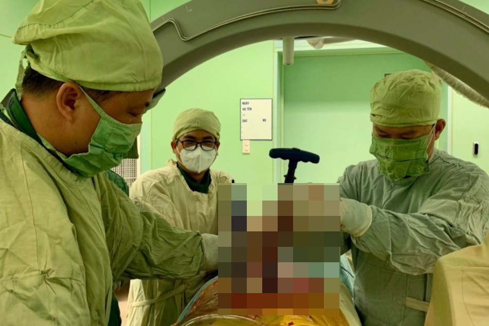 Ky thuat phau thuat moi cho nguoi bi benh cot song hinh anh