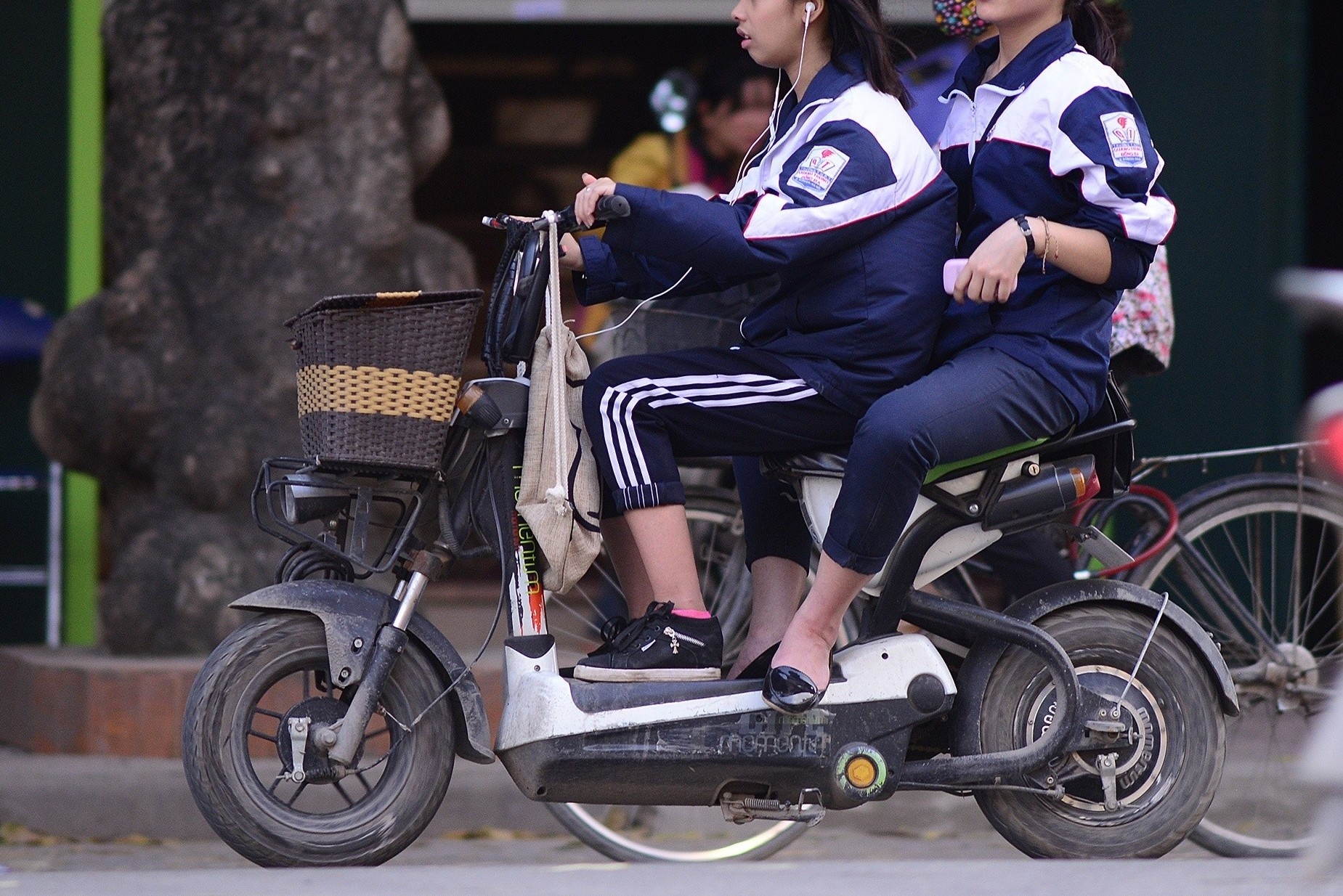 Canh bao tai nan giao thong nguy hiem tu xe dap, xe may dien hinh anh