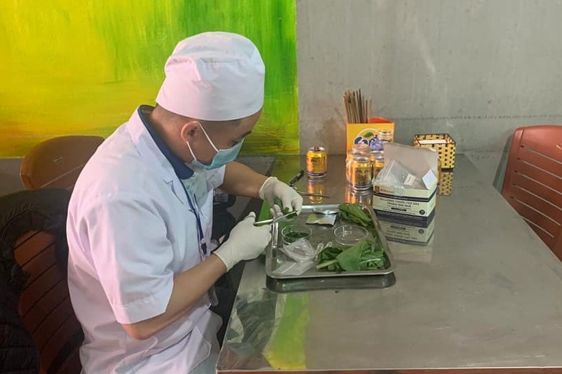 Gia nhan vien y te ban chung nhan an toan thuc pham gia 20 trieu dong hinh anh