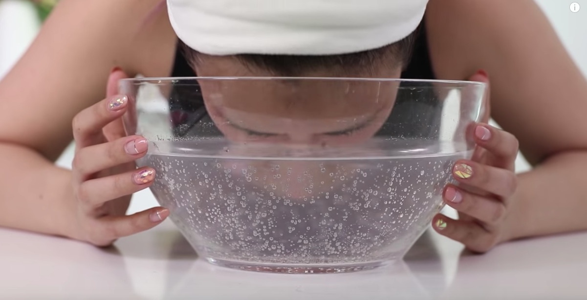 Nen rua mat bang nuoc khoang co gas khong? hinh anh