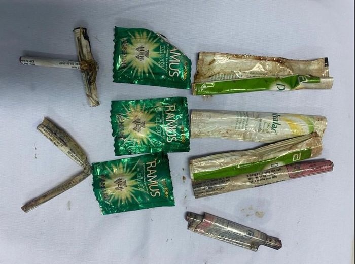 Nguoi dan ong nuot 10 vo dau goi cuon tron va dinh boc tui nhua hinh anh