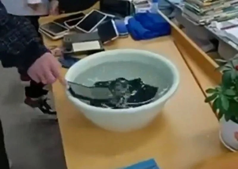 ngâm điện thoại học sinh ảnh 1 ngam dien thoai hoc sinh anh 1