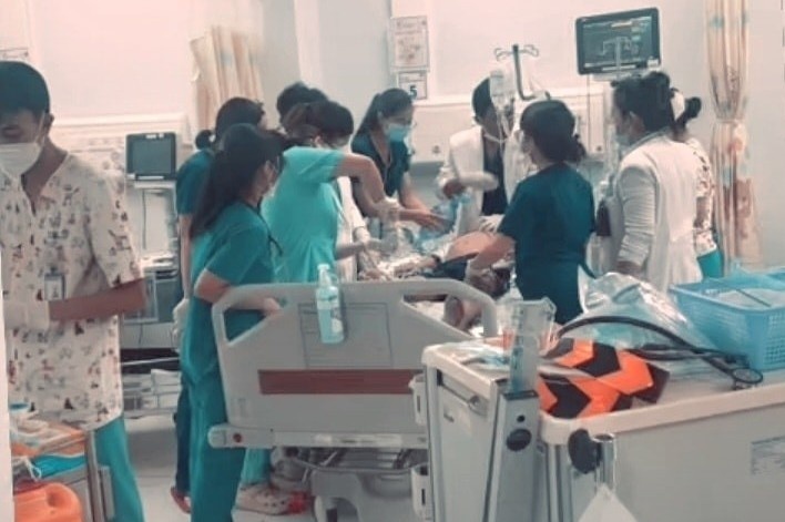 Cuu benh nhi bi vo gan do xe tai can ngang bung hinh anh