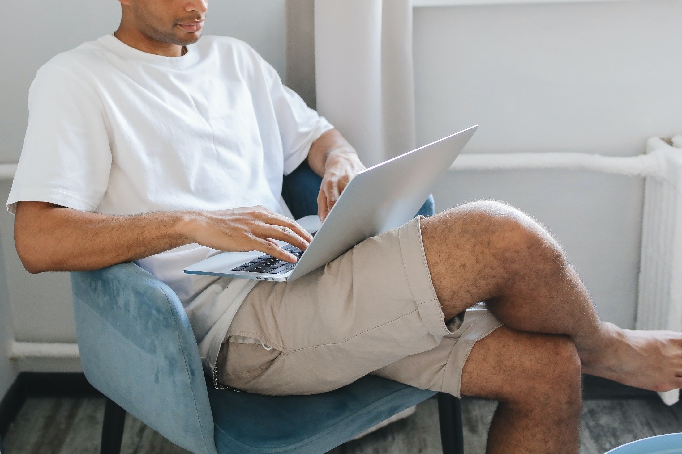 Khong nen ngoi vat cheo chan vay ngoi the nao moi tot? hinh anh