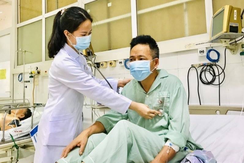 Bong hong vi uong nham hoa chat tay rua hinh anh