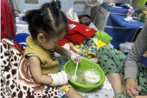 Be gai kho khe suot 3 thang do mieng thit ket trong phe quan hinh anh