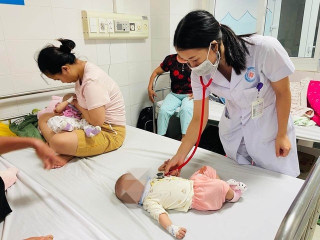 3 benh nhi tiem vaccine het han da duoc xuat vien hinh anh