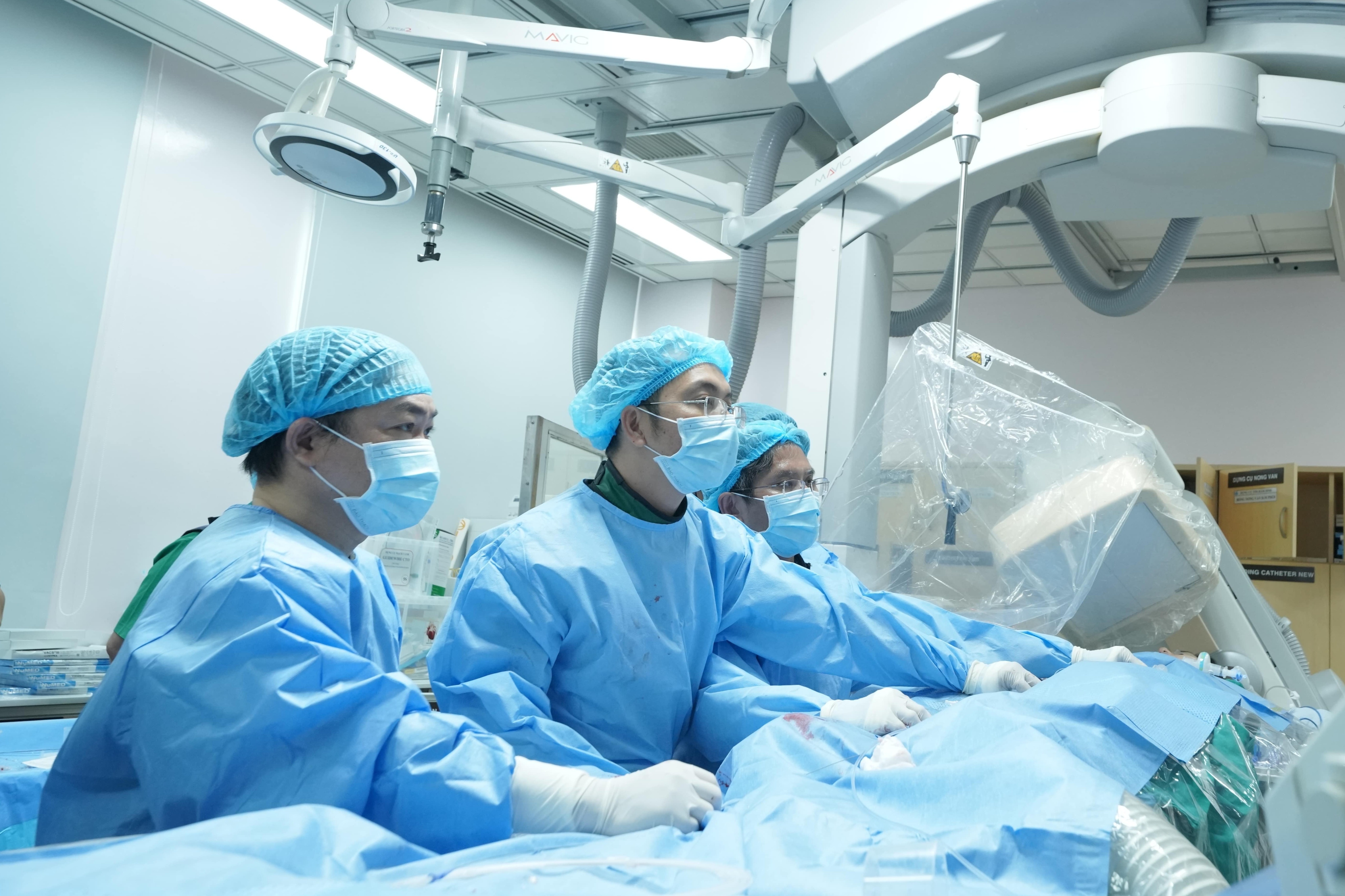 Bac si o TP.HCM thay van tim bang ong thong sieu nho duoi da hinh anh