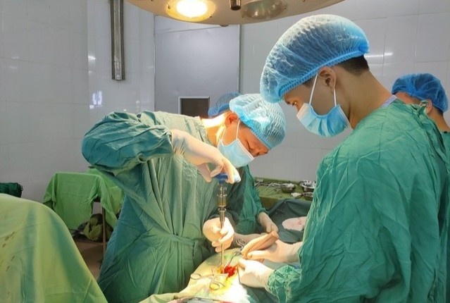 Treo cay hai vai, nguoi phu nu 45 tuoi bat can bi nga phai ngoi xe lan hinh anh