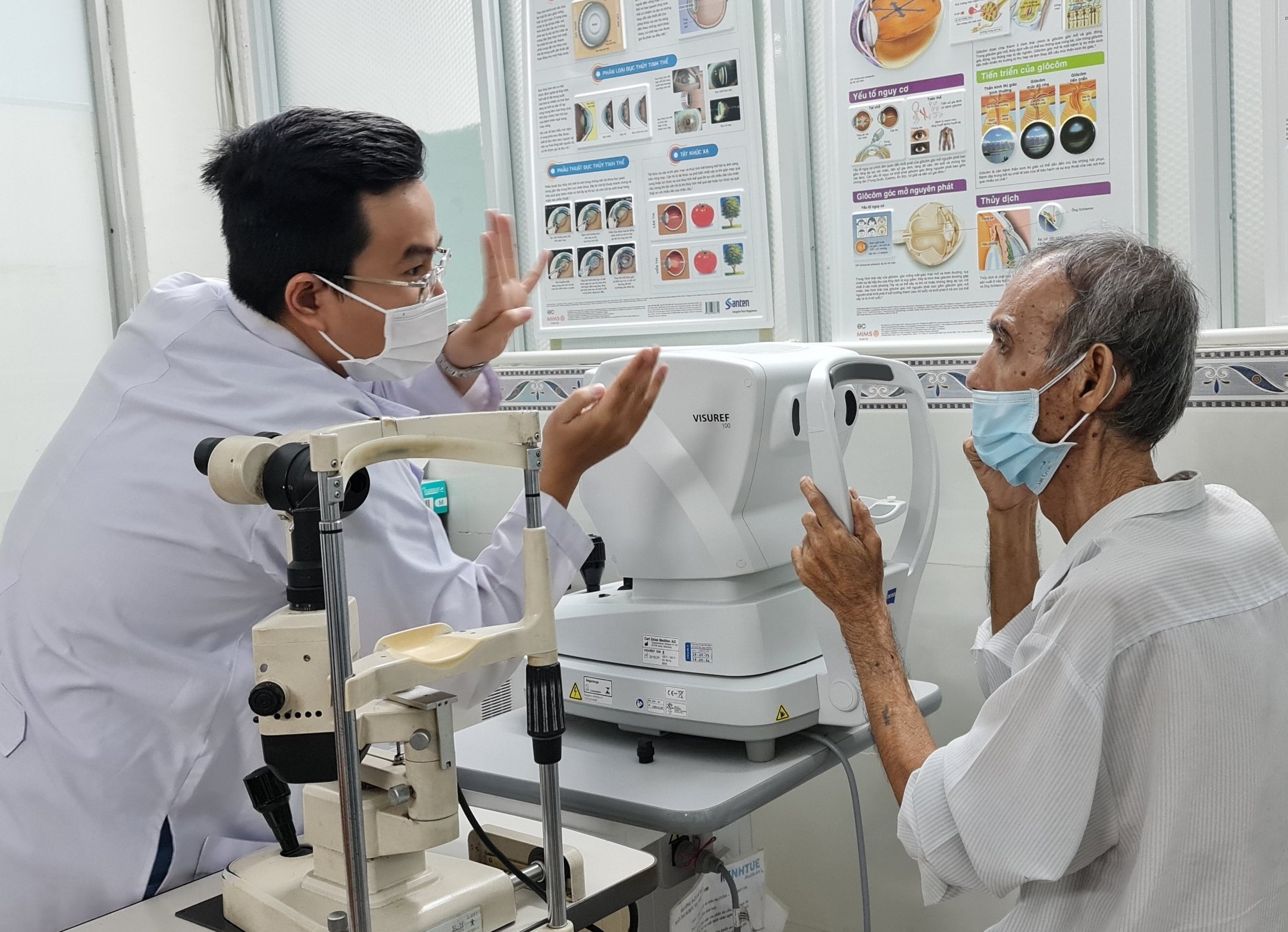 Benh nhan vung vay trong phong mo, 3 nhan vien y te gong minh giu chat hinh anh