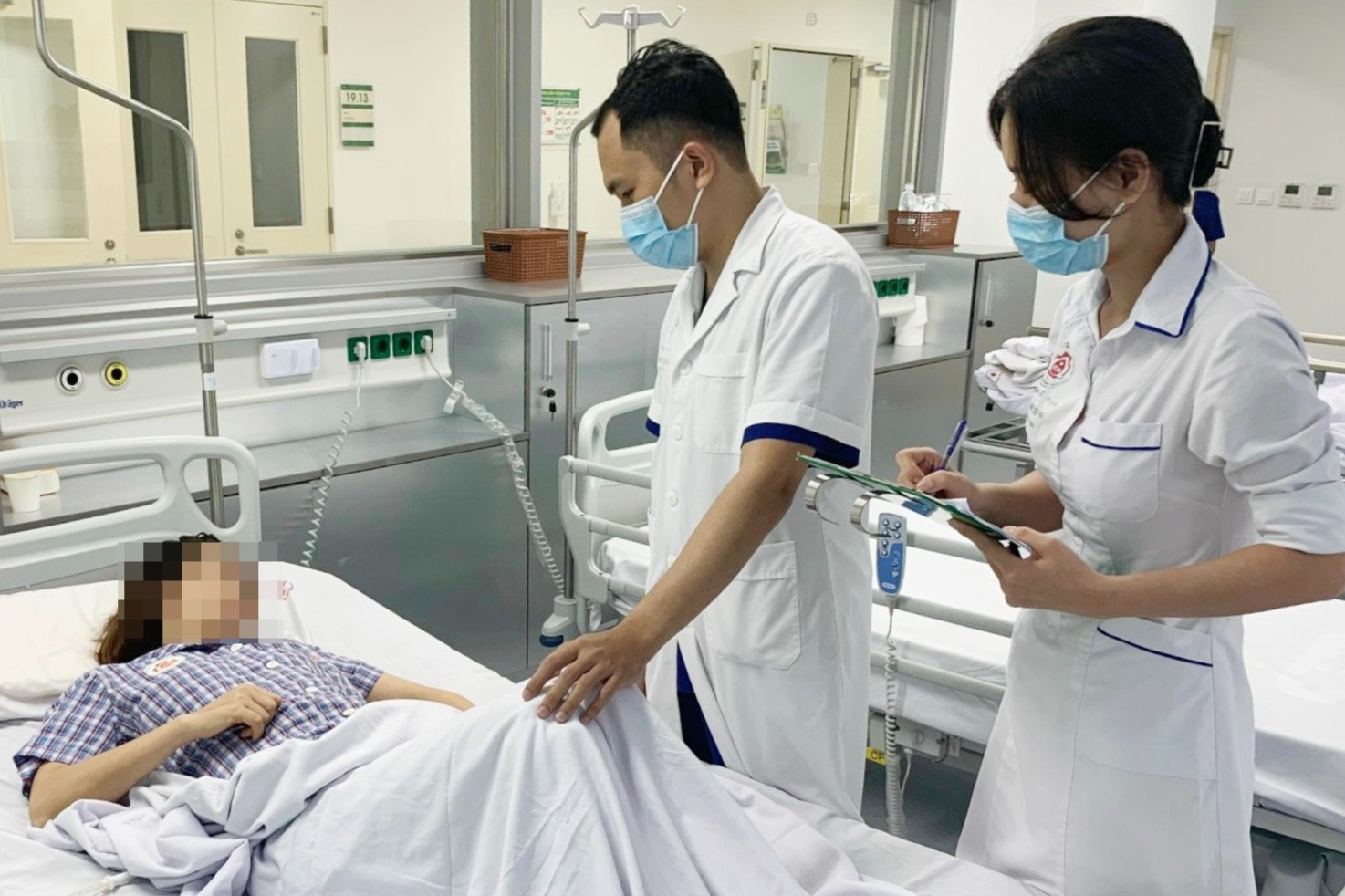 Phat hien ung thu giai doan muon sau mot tuan dau tuc that lung hinh anh