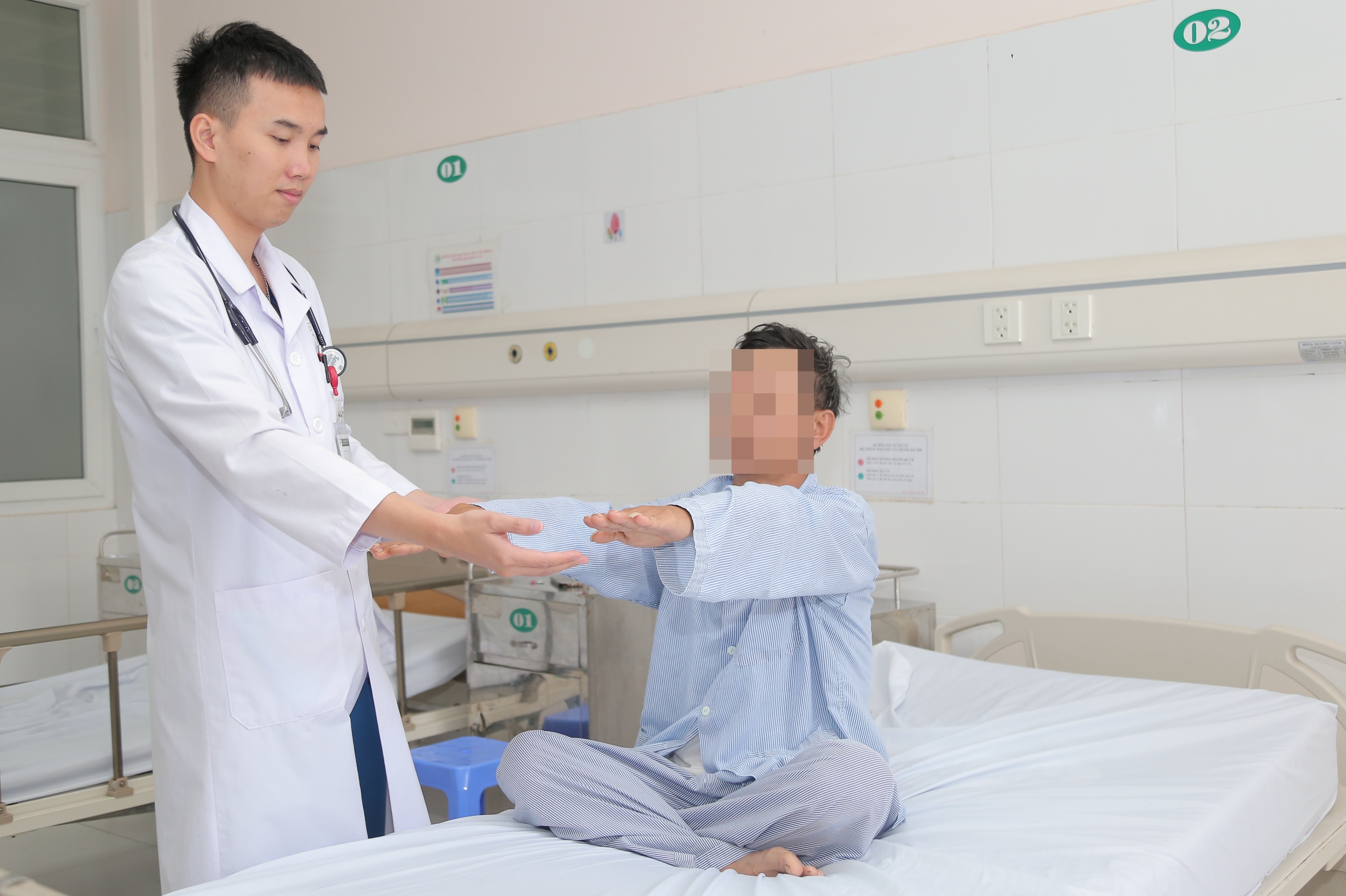 Nguoi dan ong bat ngo liet nua nguoi, meo mieng do dot quy hinh anh