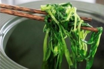 Dau hieu nhan biet rau muong nhiem chi don gian nhat hinh anh