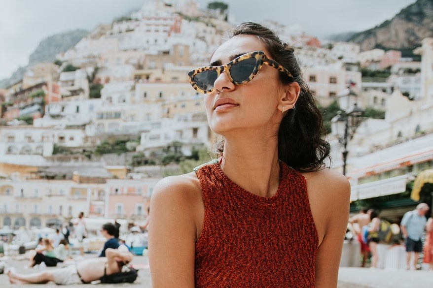 Nhung dieu tai hai khi deo kinh ram re tien hinh anh