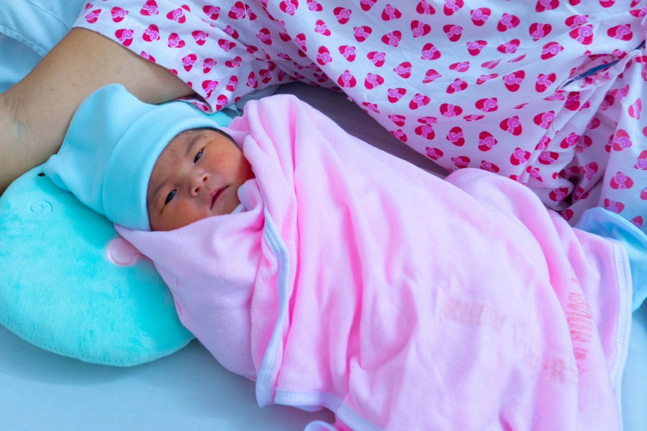 Thai nhi lac vao o bung do me bi rach tu cung hinh anh