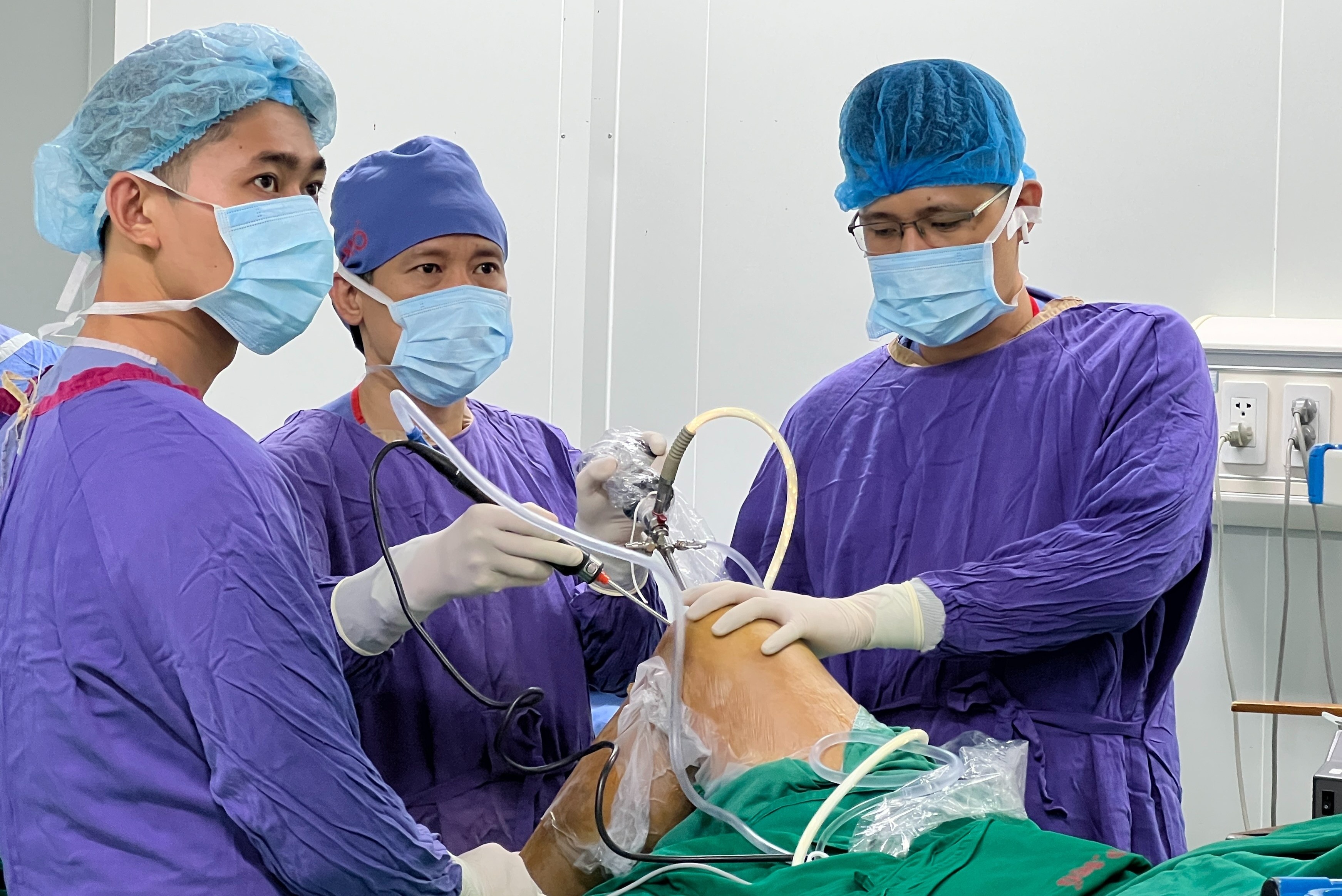 Thieu nien 17 tuoi van da bong du bi dut ca 2 day chang goi hinh anh