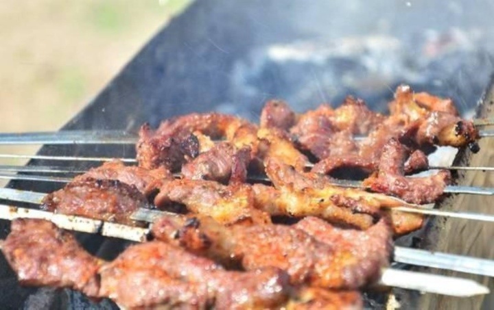 uong bia mua he anh 1