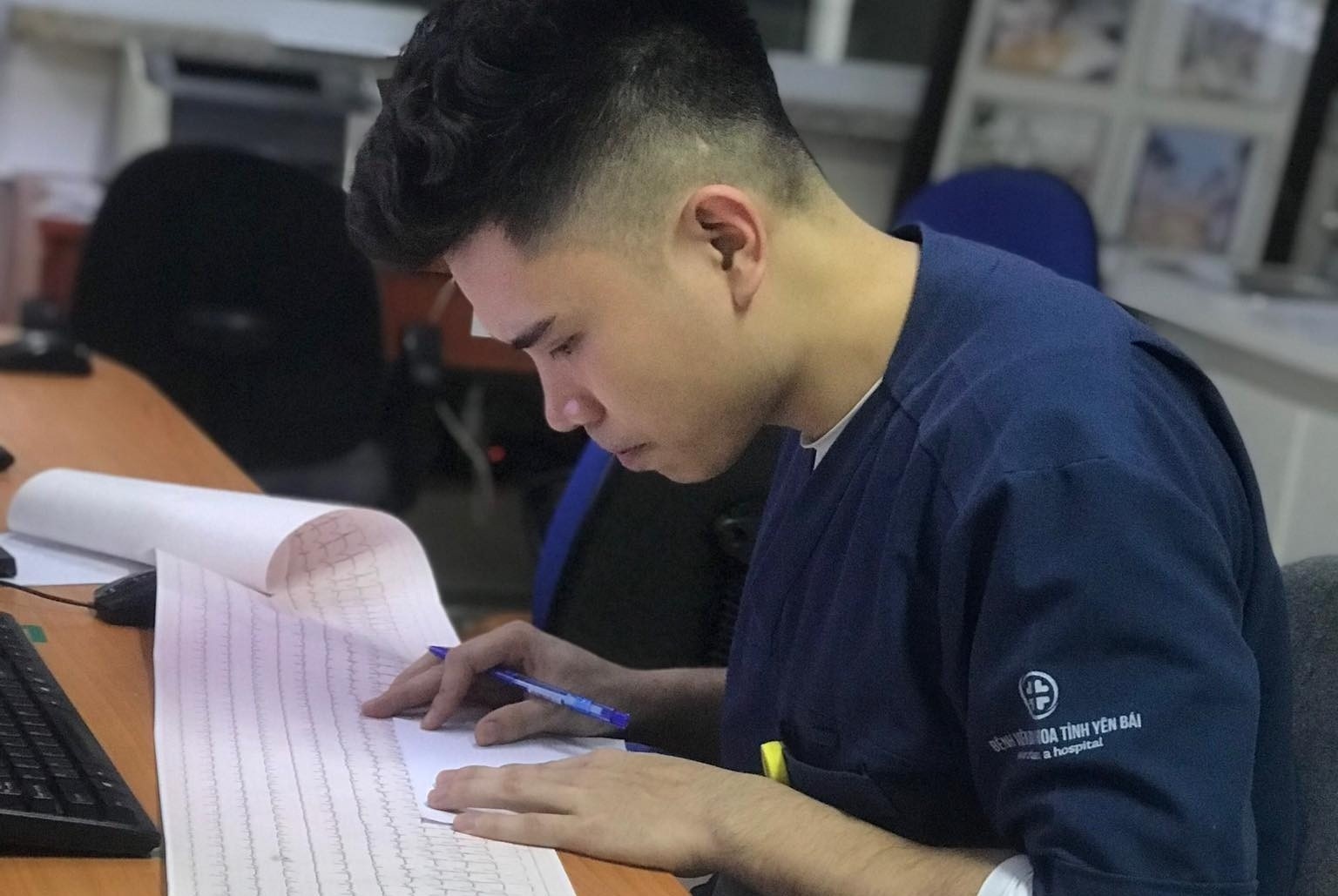 Bac si bat day vi tieng keu that thanh luc nua dem cua vo benh nhan hinh anh