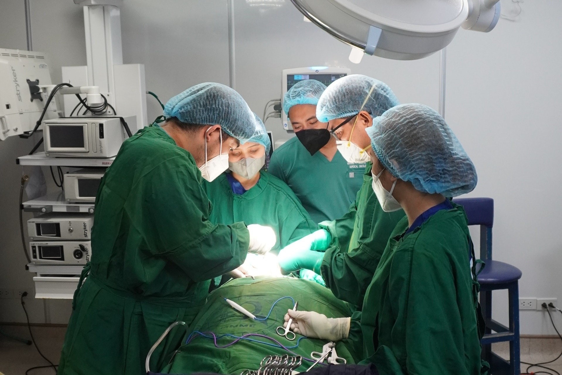 Nguoi dan ong bi mau nhon tren hang rao sat cam 4 cm vao hop so hinh anh