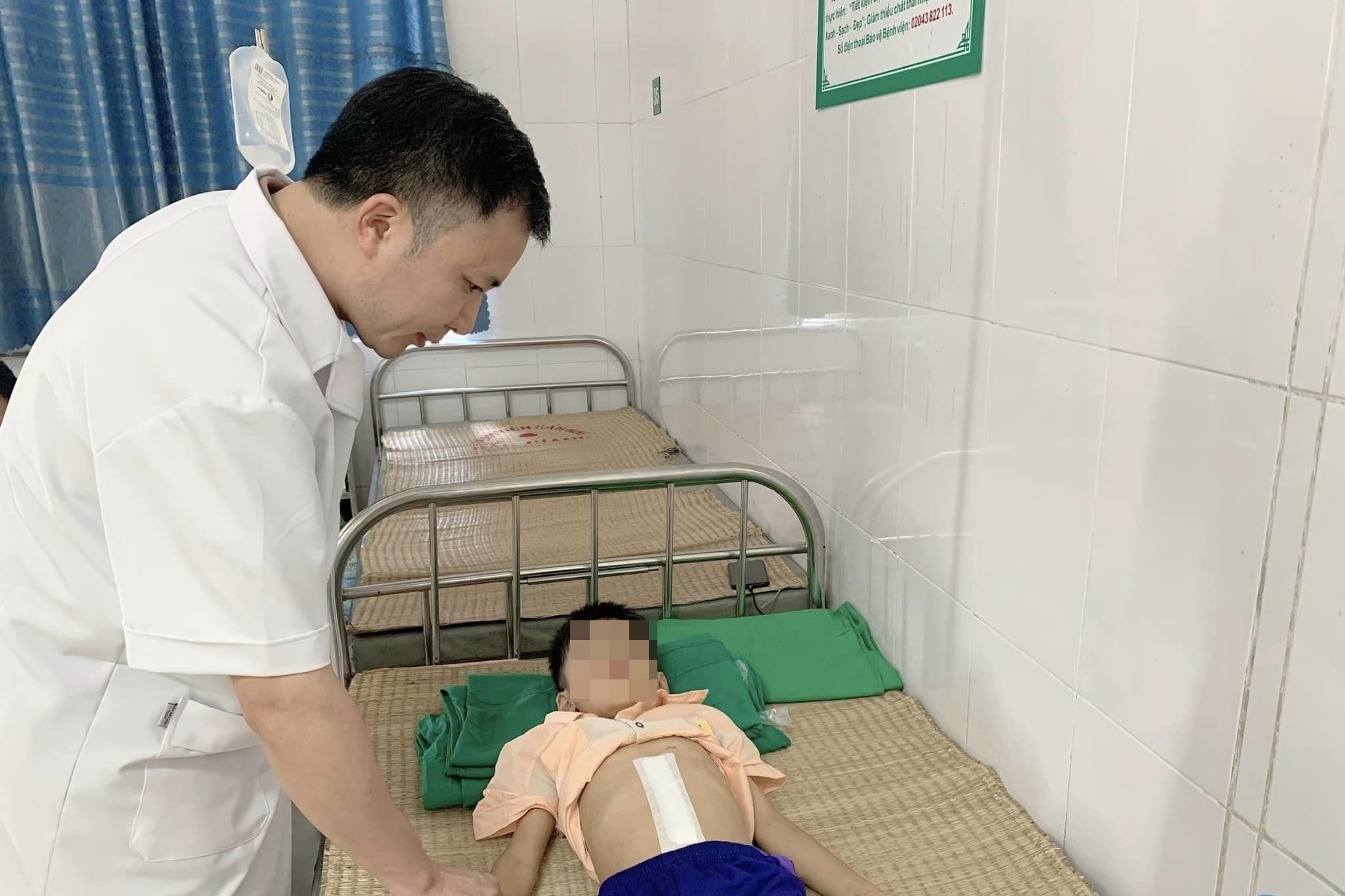 Be trai vo lach do nga cay tu do cao 1,5 m hinh anh