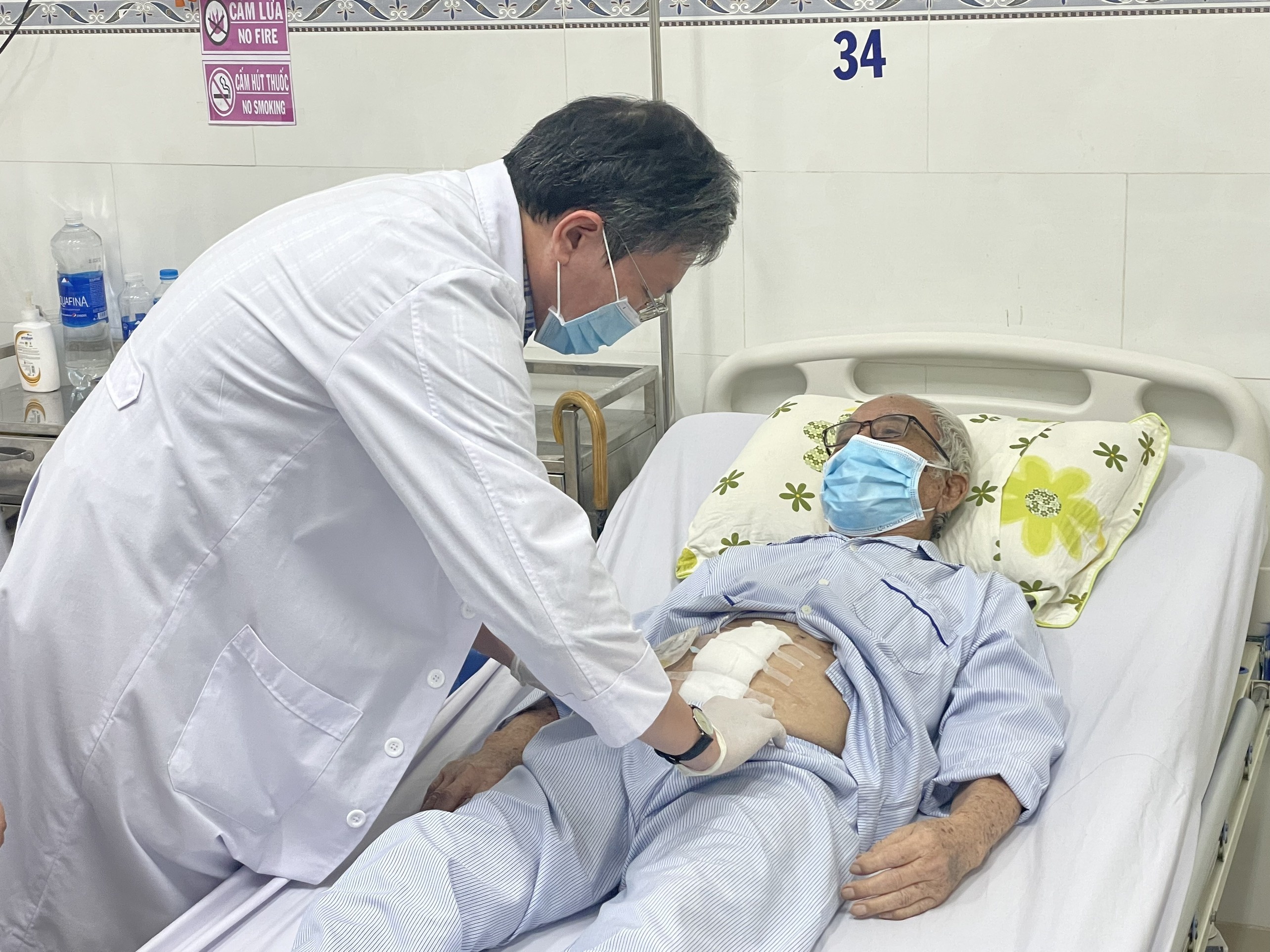 Ly do khien nguoi dan ong dau bung, khong the nam hinh anh