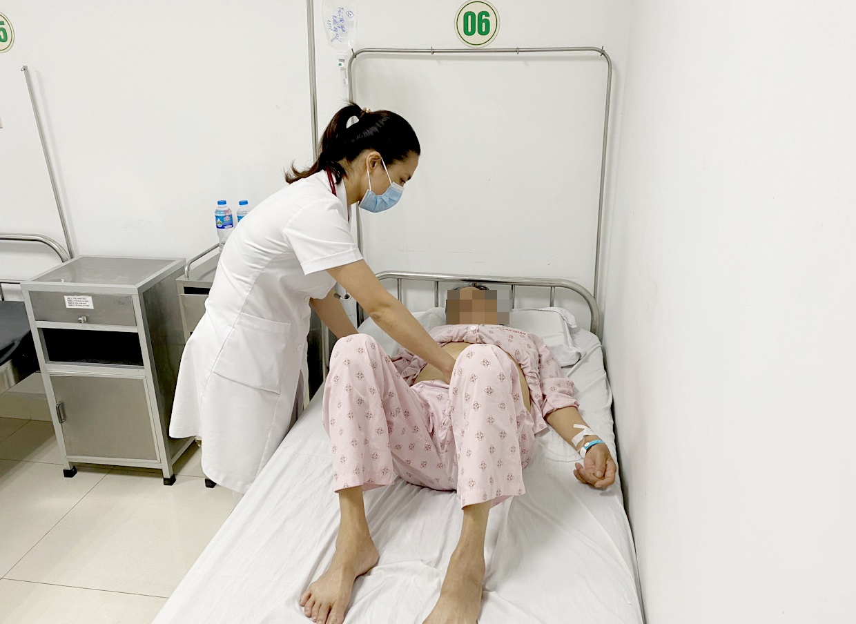 Ngo doc vi an dua le de qua dem trong tu lanh hinh anh